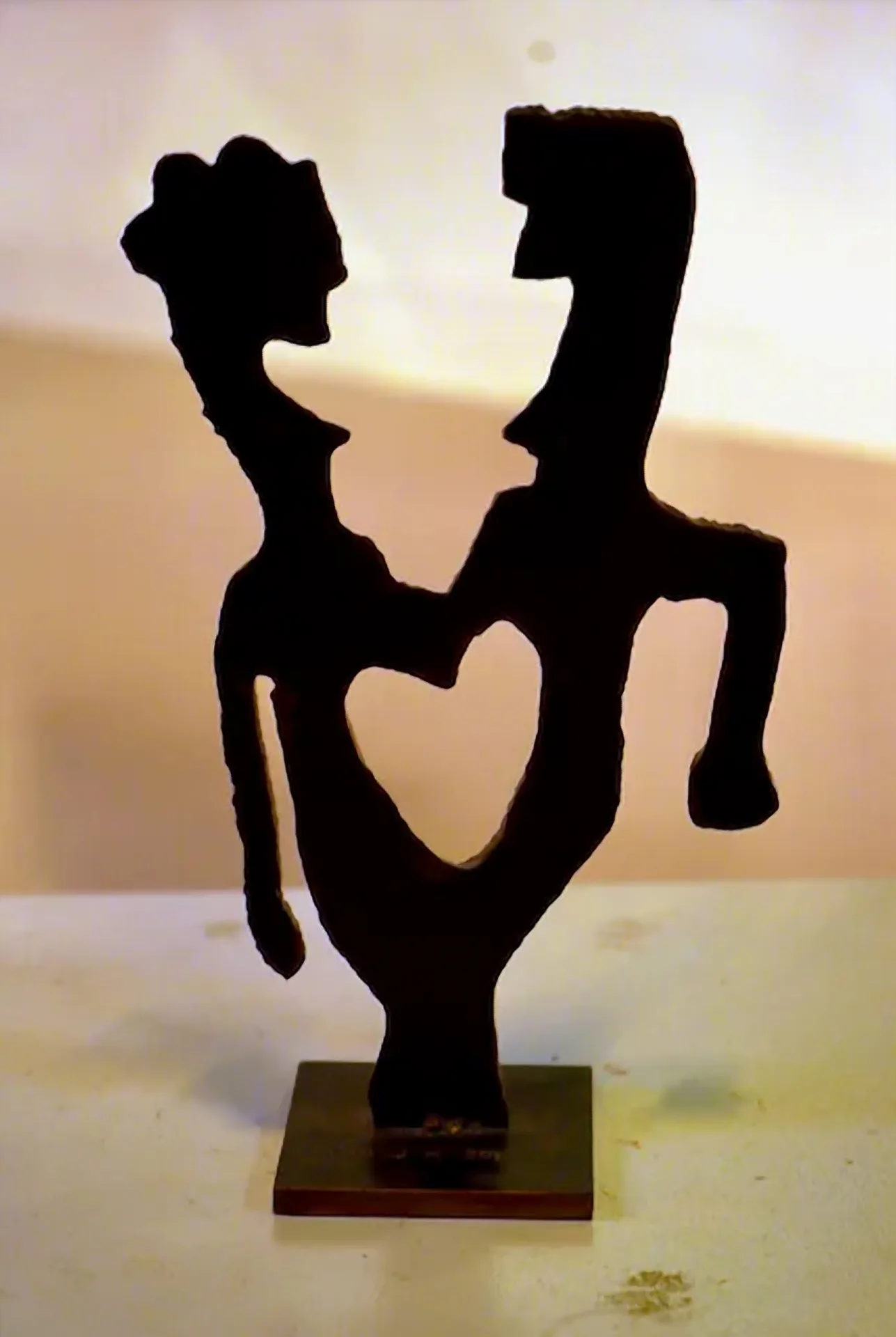 김주호, 〈사랑만들기〉, 2013, 조각 철판, 33x20x9cm