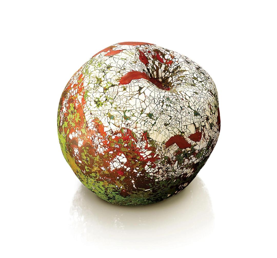 정채희, 〈옻사과〉, 디지털프린트에 옻칠·난각·자개, 65x70cm — 디지털 이미지 위 천년의 광택