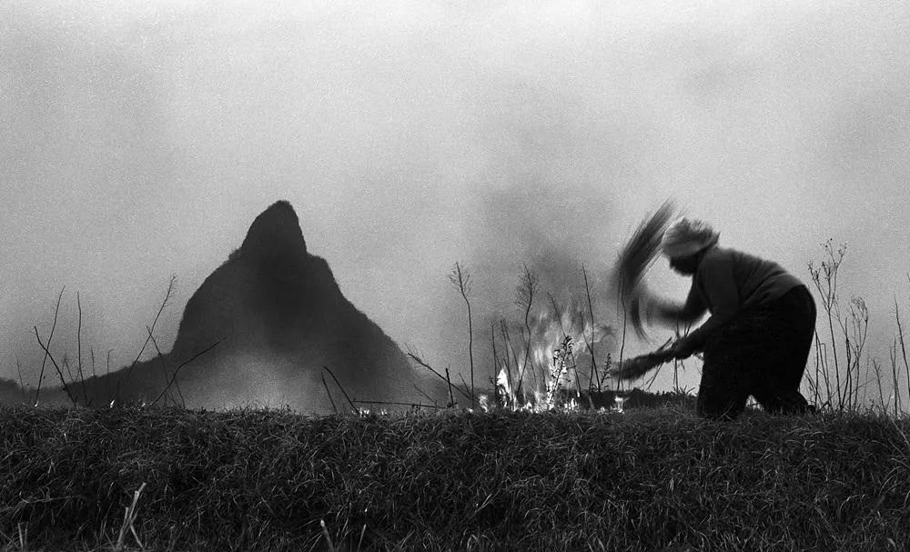 Jeong Yeong-shin, 1988 Midway Up Maisan, pigment ink print, 80x49cm, ₩1,000,000